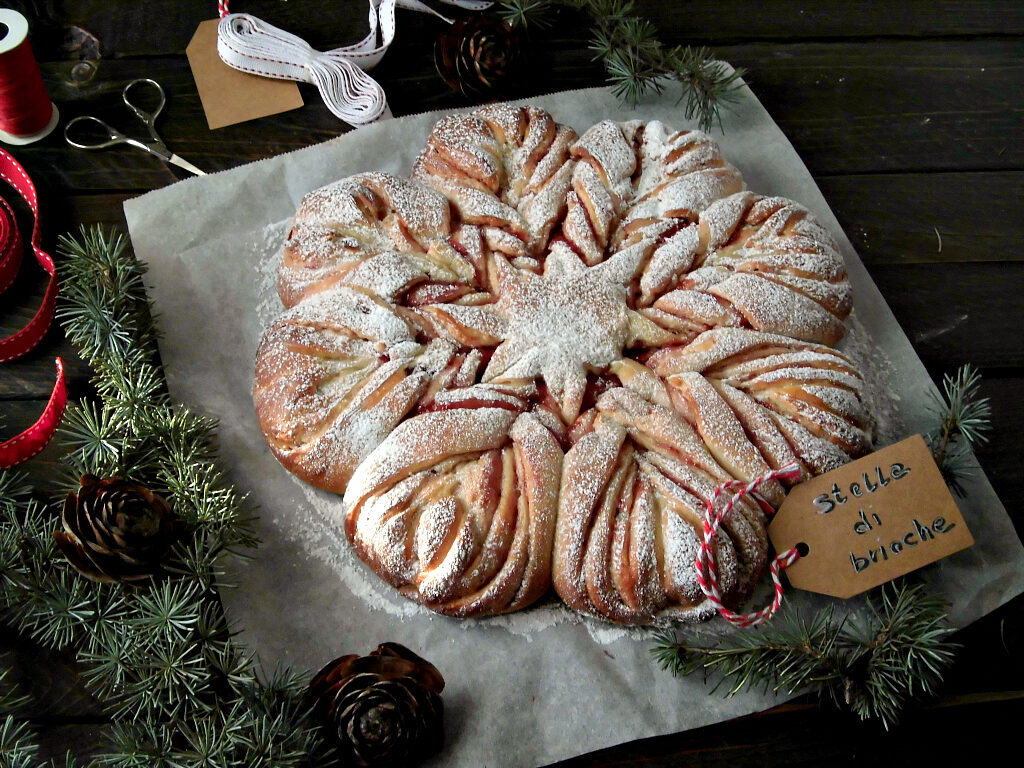 Stella di brioche con confettura di amarene