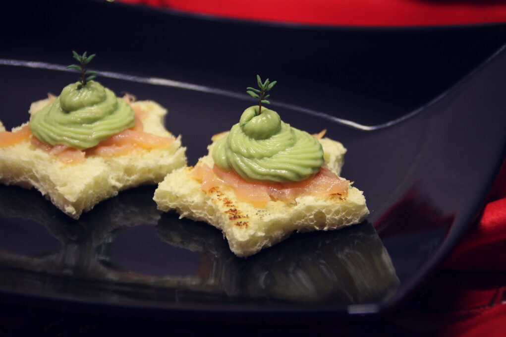Stelle di salmone e mousse di avocado