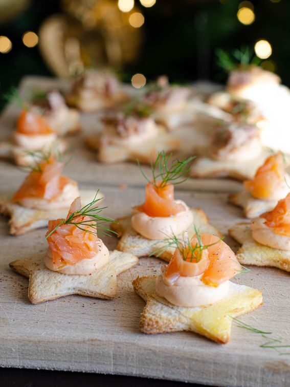 Stelline di pane bianco formaggio e salmone
