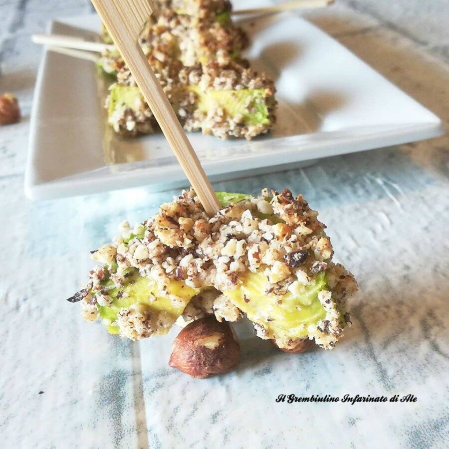 Stick di avocado in granella di nocciole