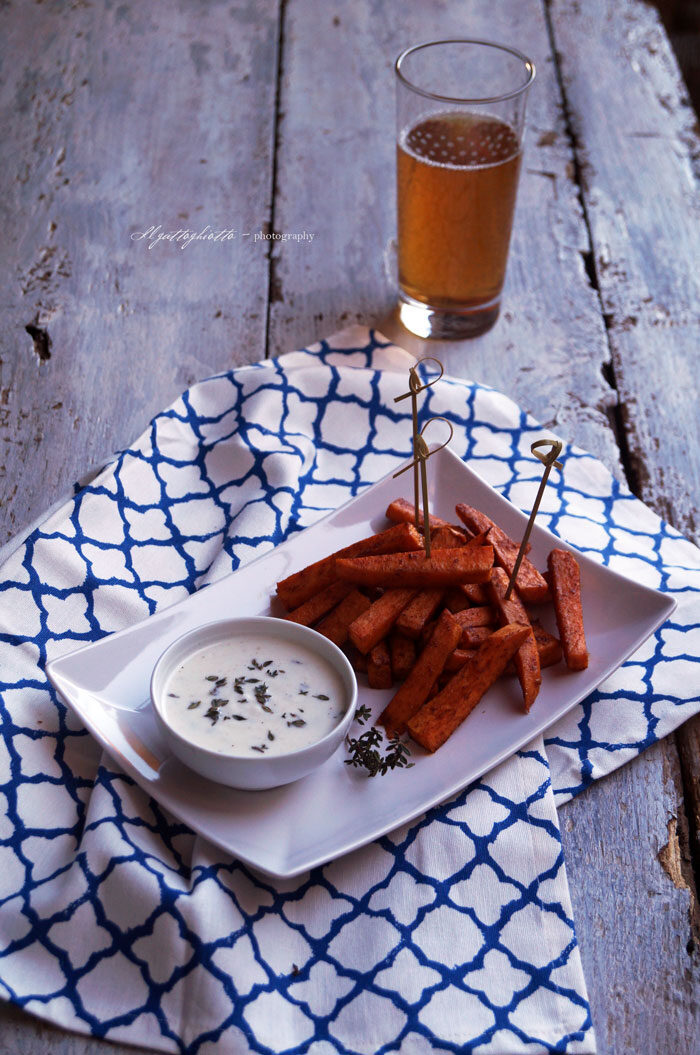 Stick di patate dolci alla paprika (al forno) con salsa di yogurt al timo