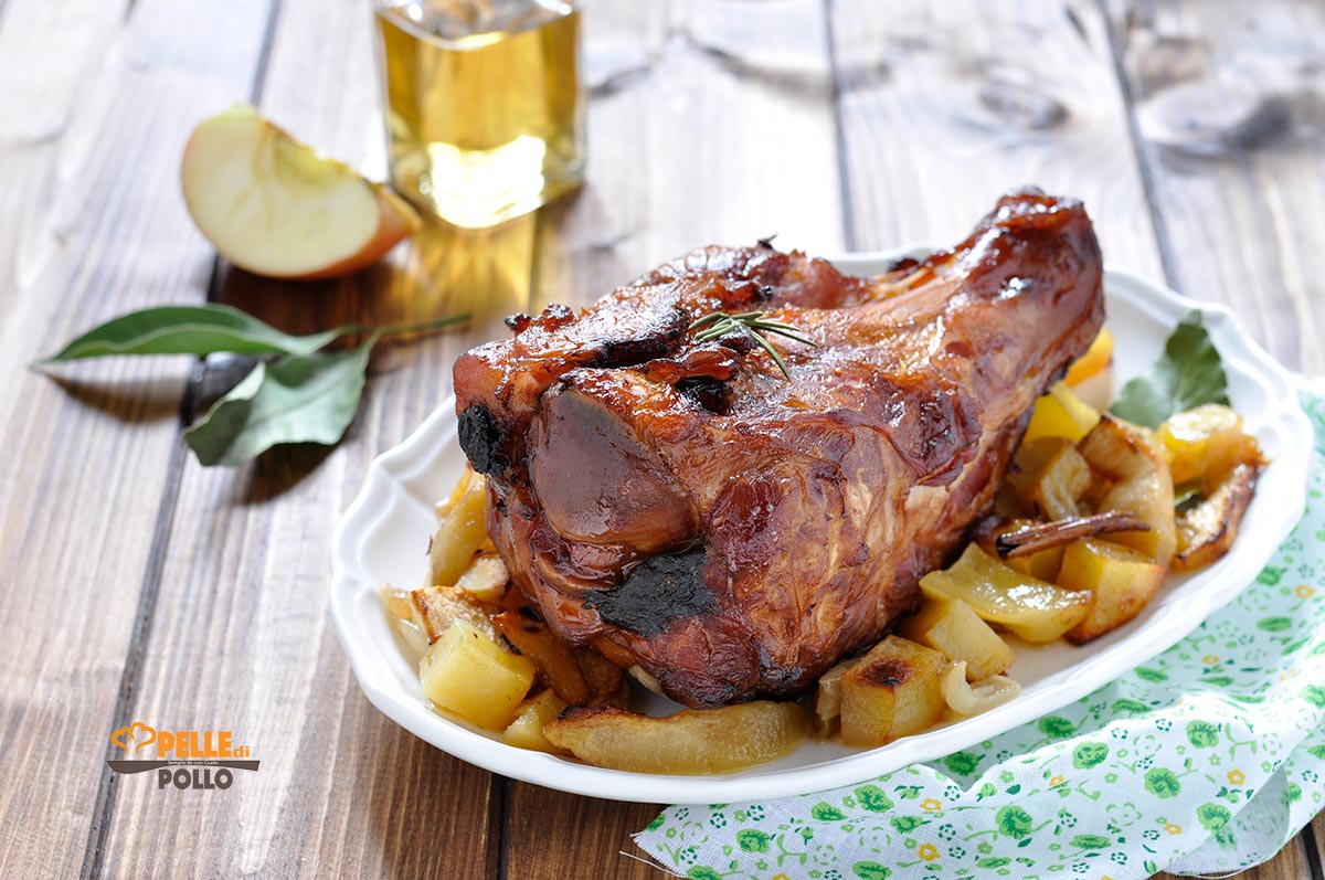 Stinco affumicato al forno con patate e mele