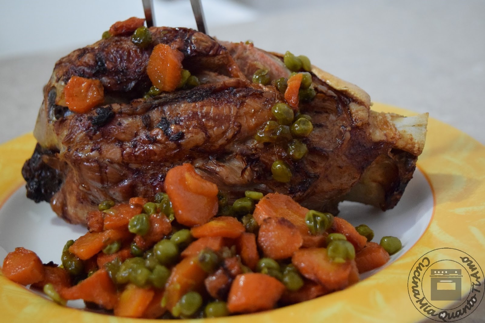 Stinco al forno con carote e piselli