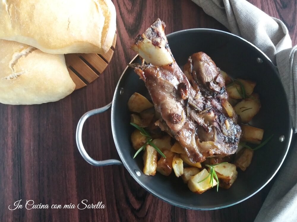 Stinco di maiale al forno con patate