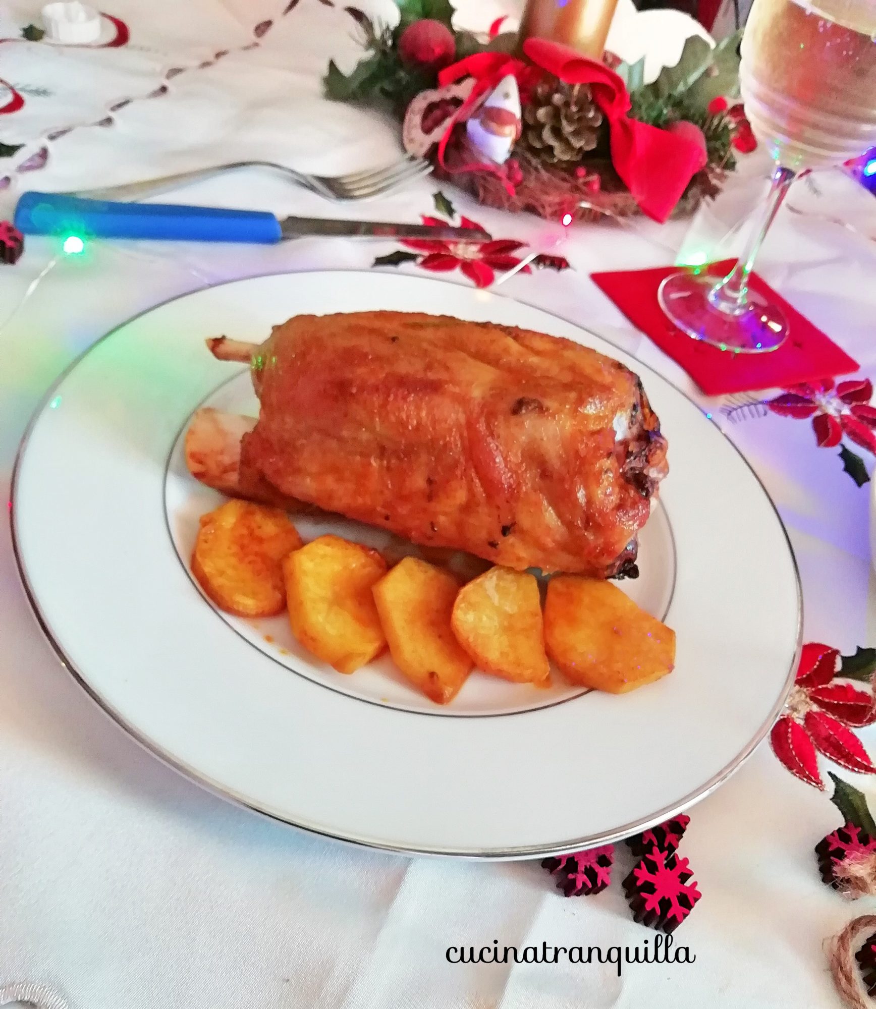 Stinco di maiale alle spezie  con patate e funghi