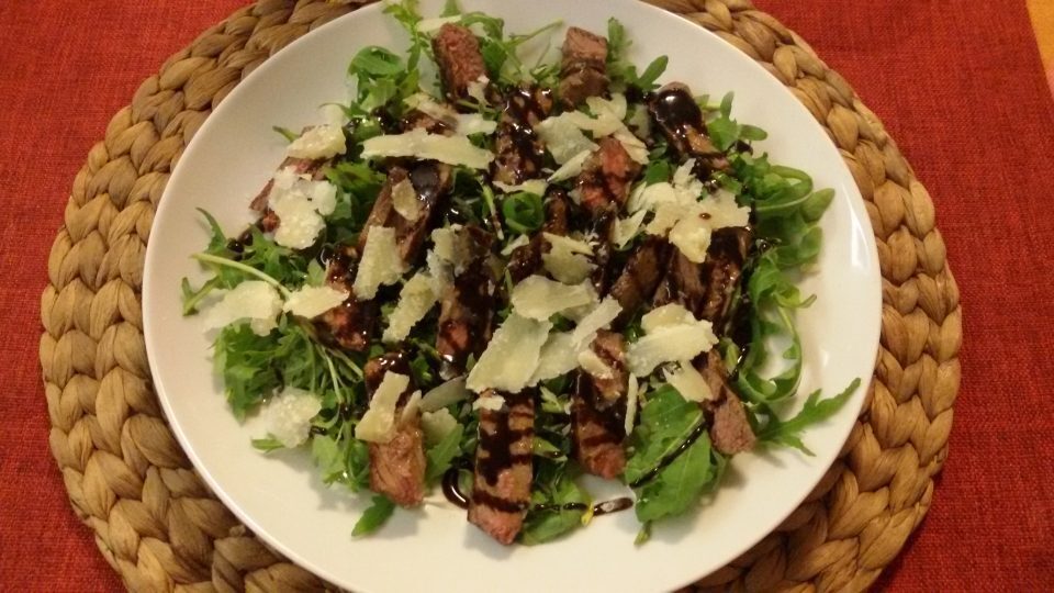 Straccetti di lombata argentina alla piastra con rucola, parmigiano e glassa di aceto balsamico