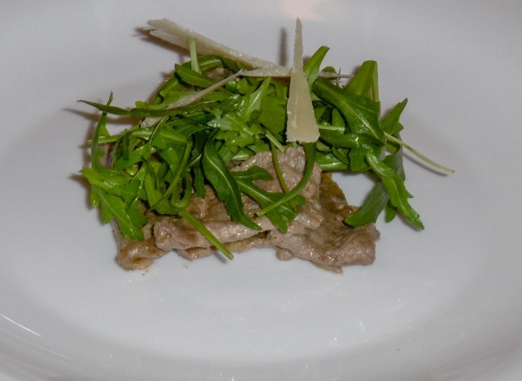 Straccetti di manzo all’aceto balsamico con rucola e parmigiano