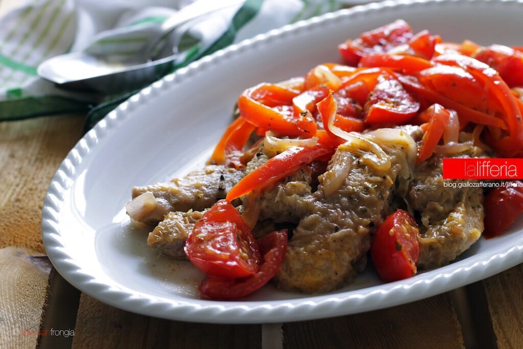 Straccetti di manzo con peperoni e pomodori