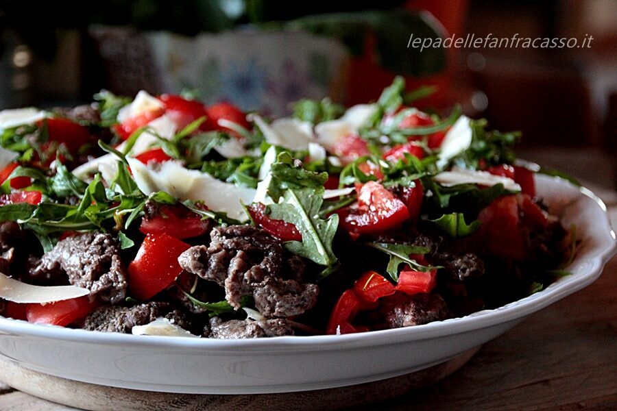 Straccetti di manzo con rucola pomodorini e parmigiano