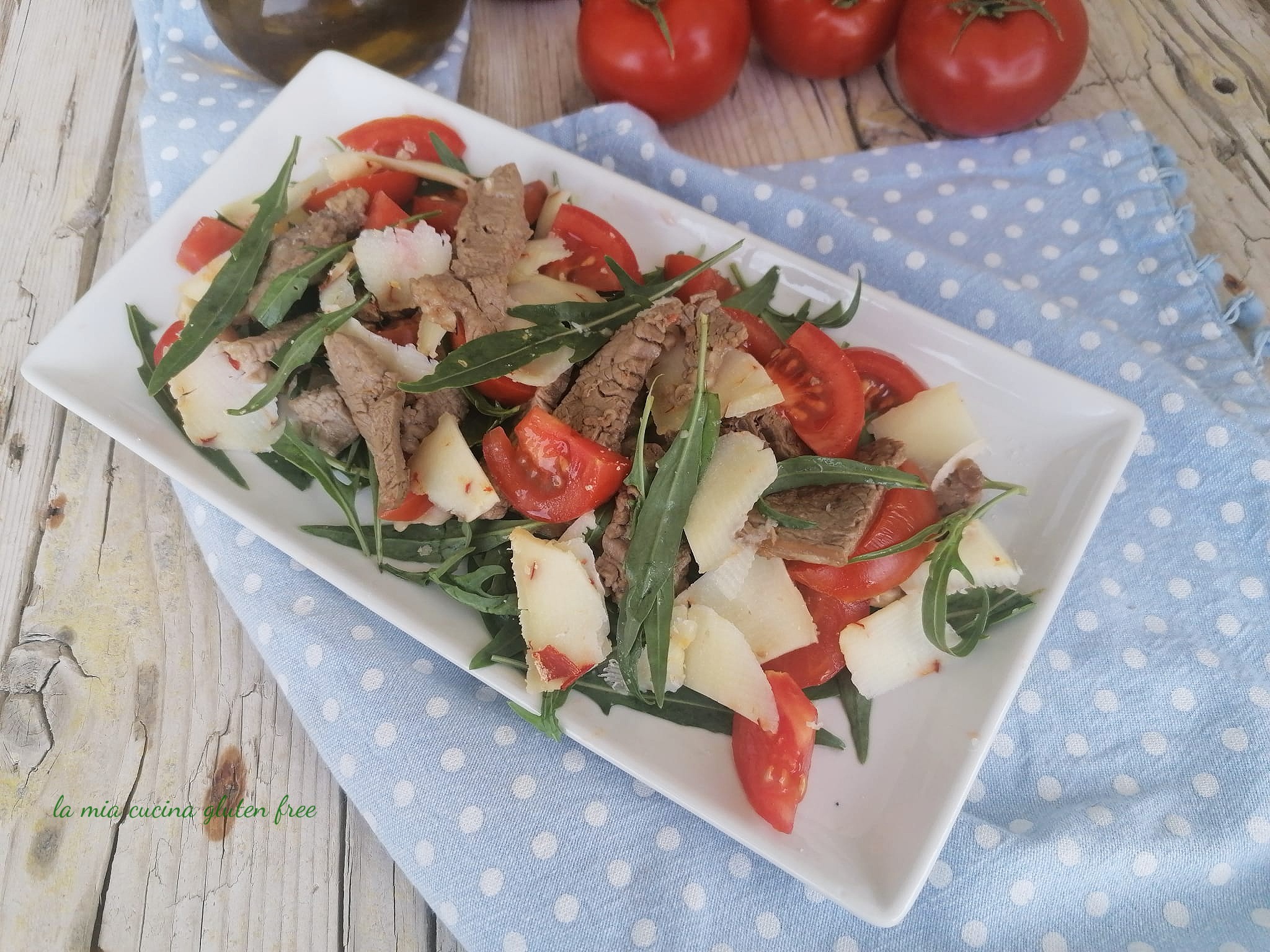 Straccetti di manzo con rucola pomodorini e scaglie