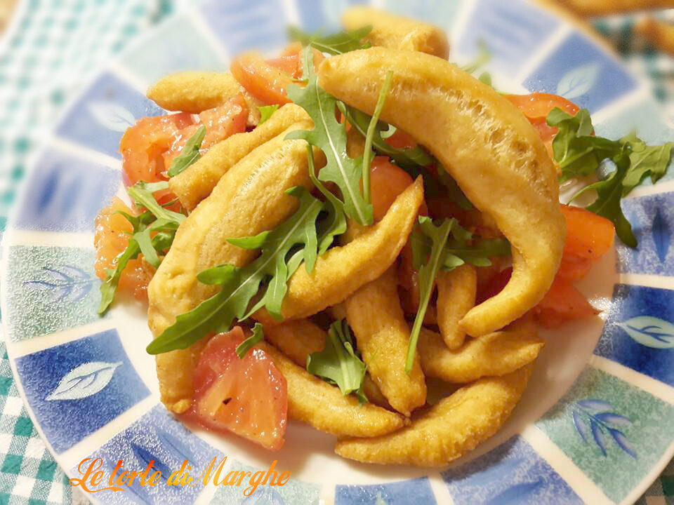 Straccetti di pasta fritta salata per aperitivo