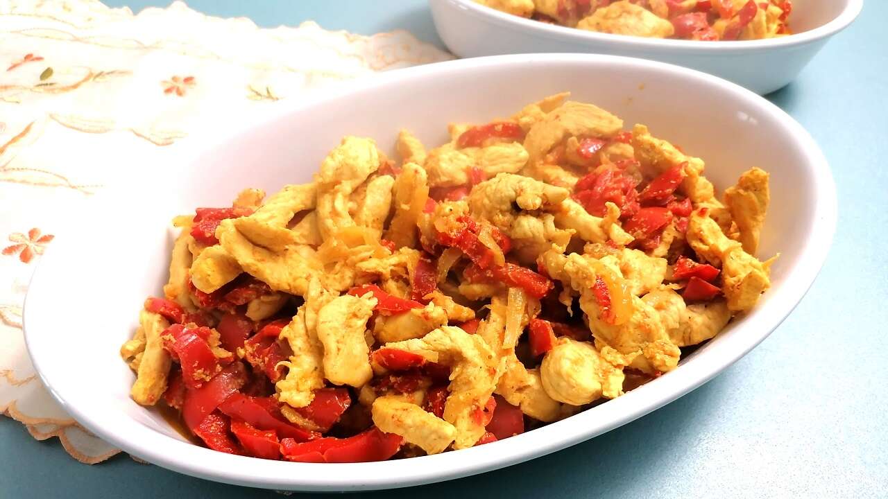Straccetti di pollo ai peperoni, in padella