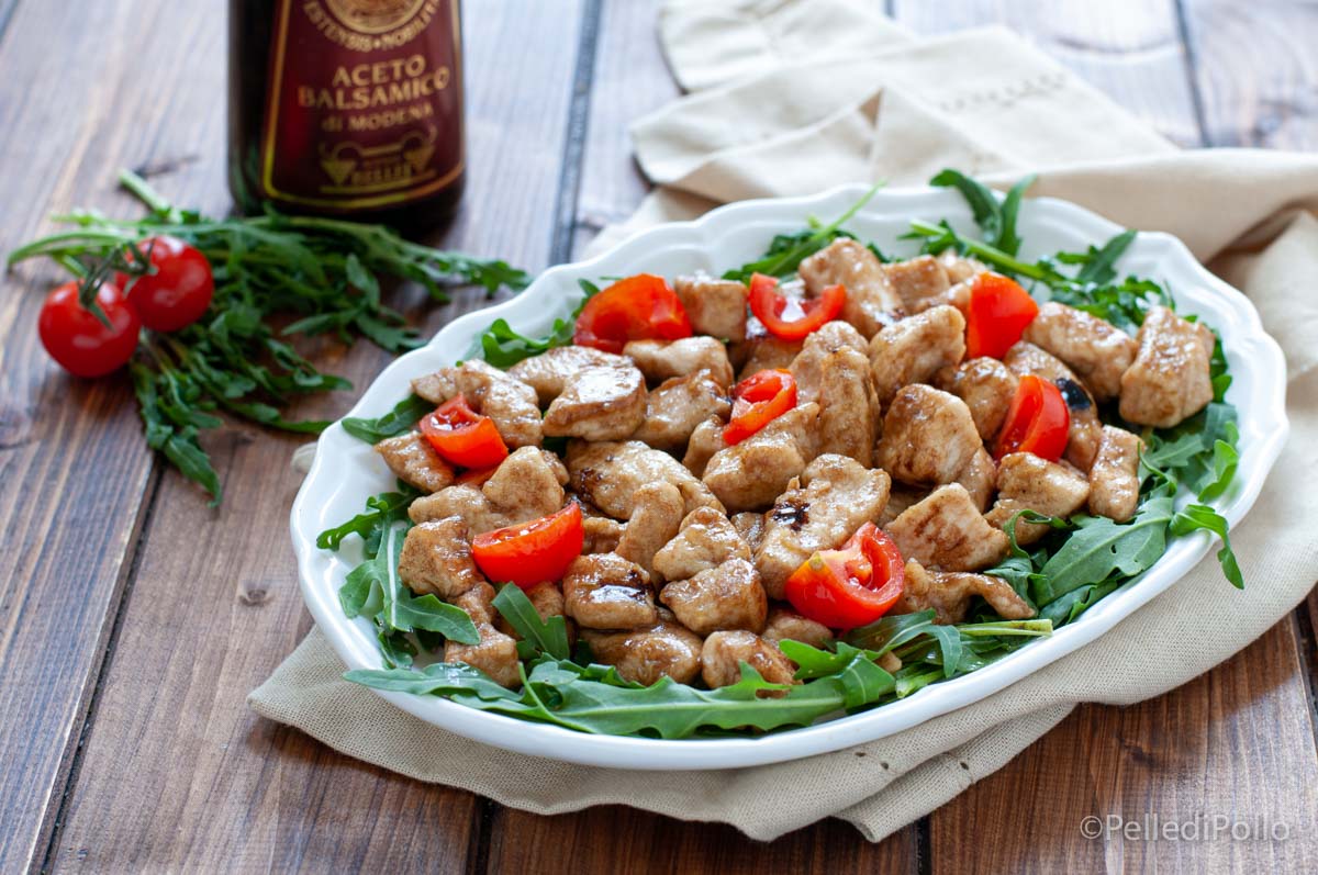 Straccetti di pollo al balsamico con rucola e pomodori