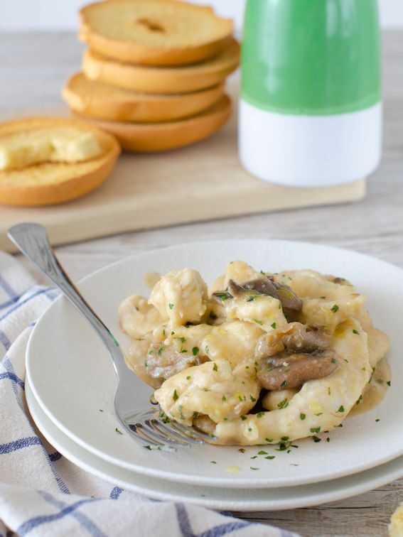 Straccetti di pollo con funghi cotti in padella