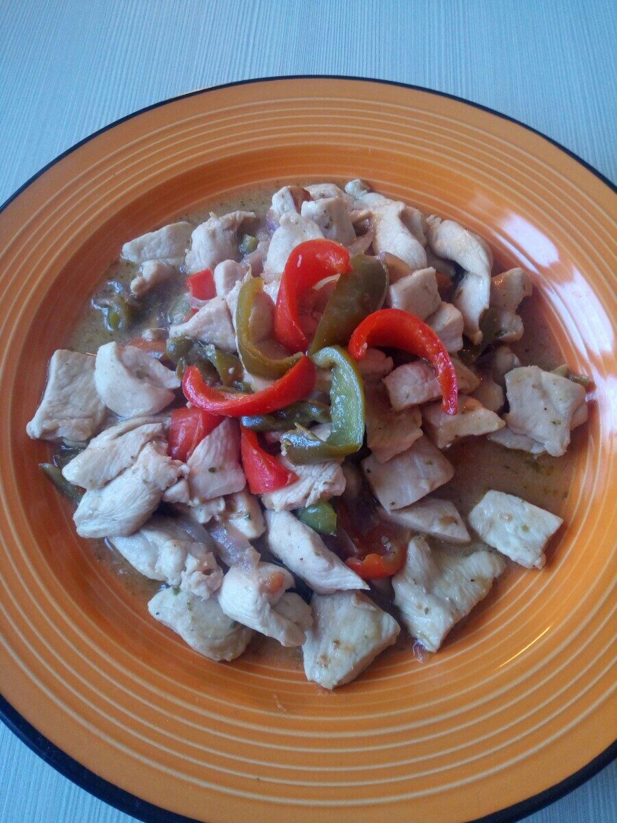 Straccetti di pollo con peperoni e cipolla