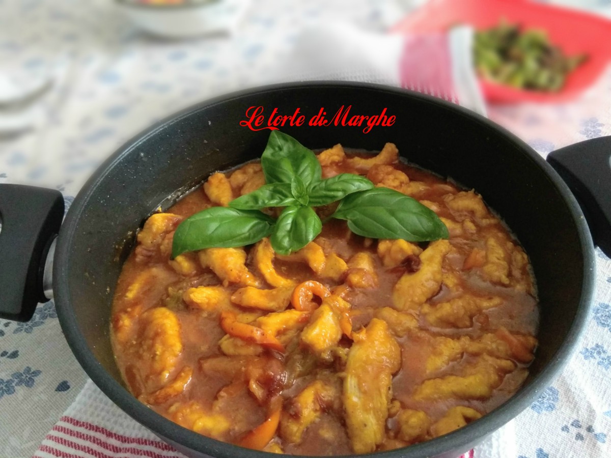 Straccetti di pollo con peperoni e fiori di zucca