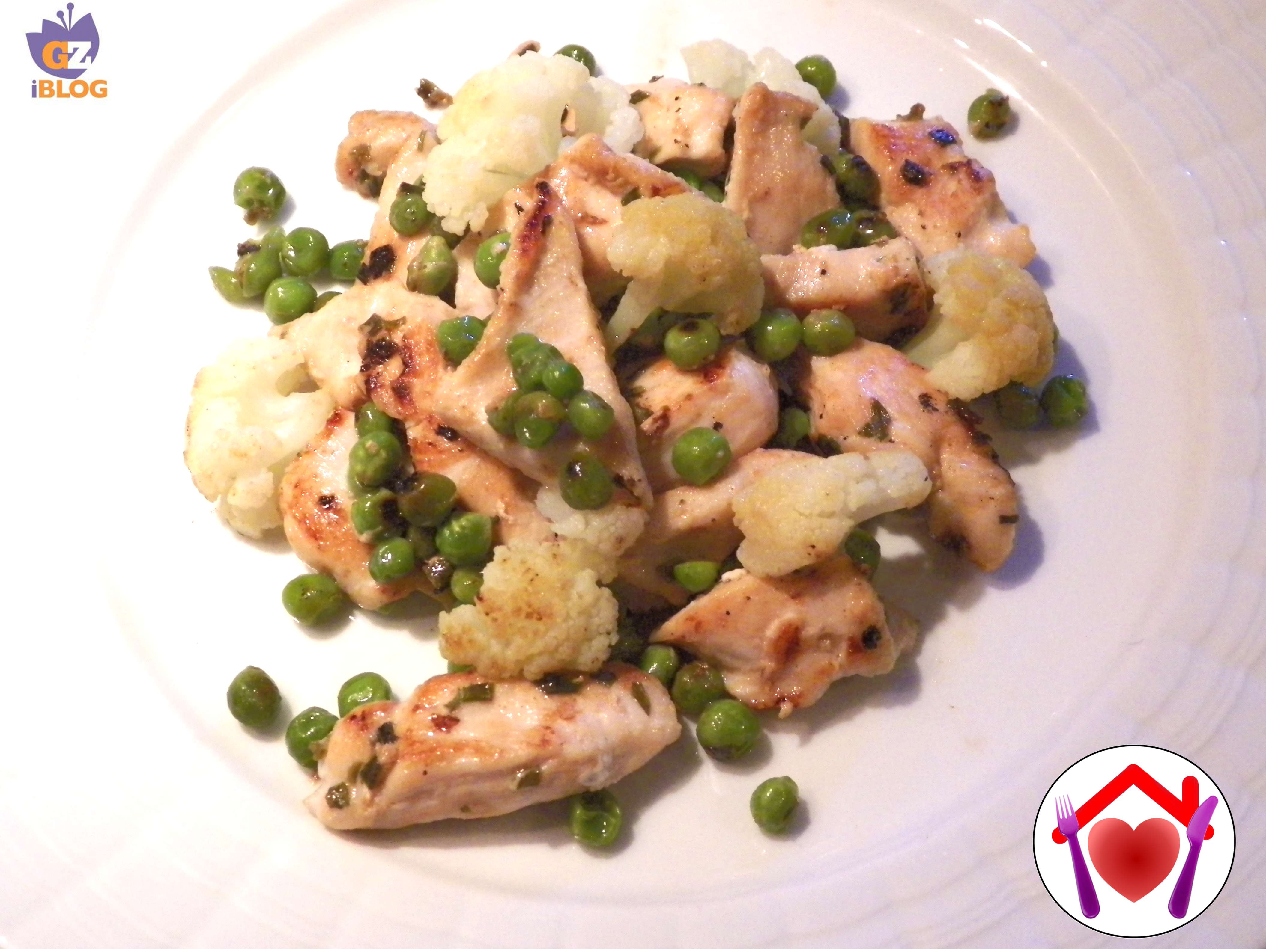 Straccetti di pollo con piselli e cavolfiore