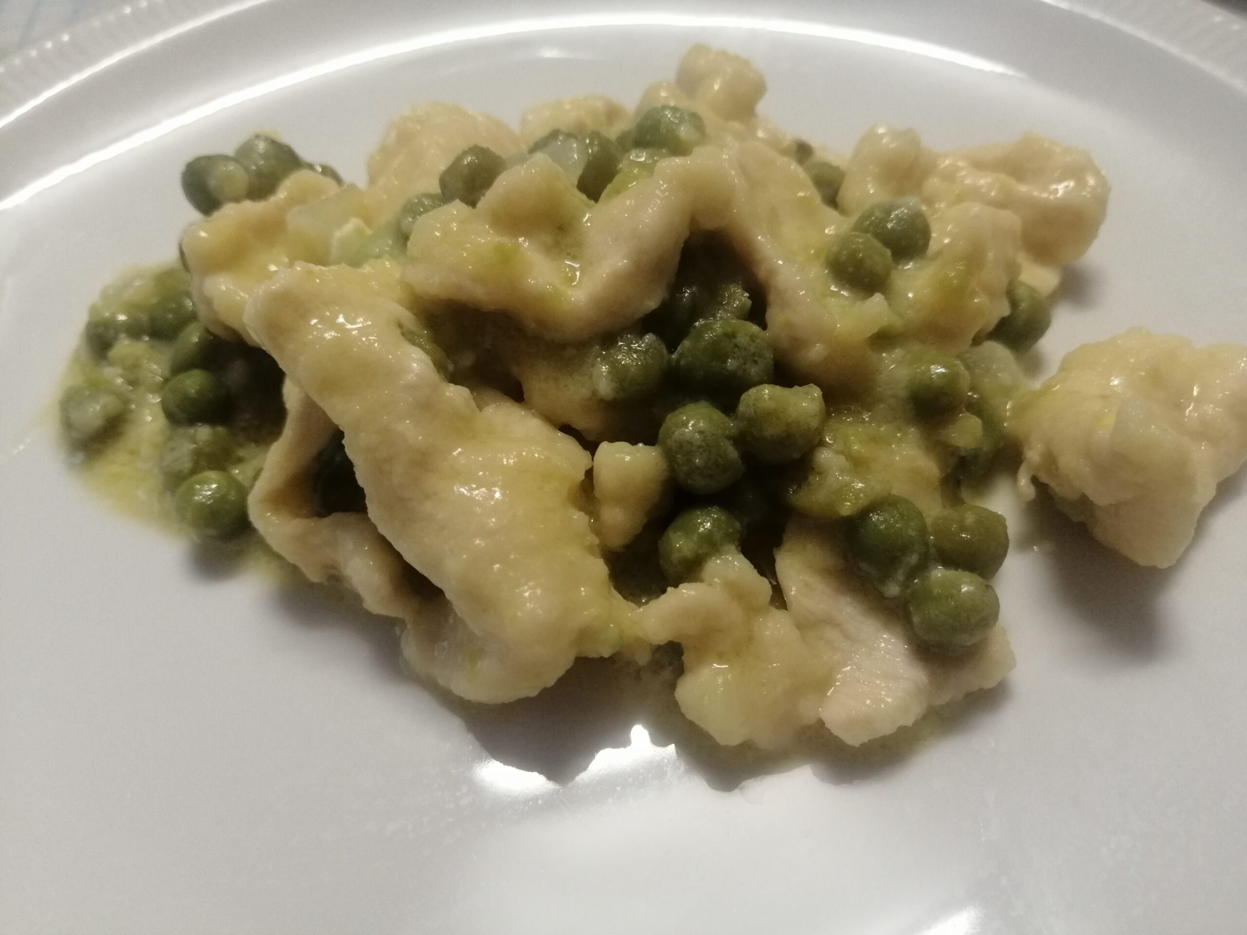 Straccetti di pollo con piselli in fricassea