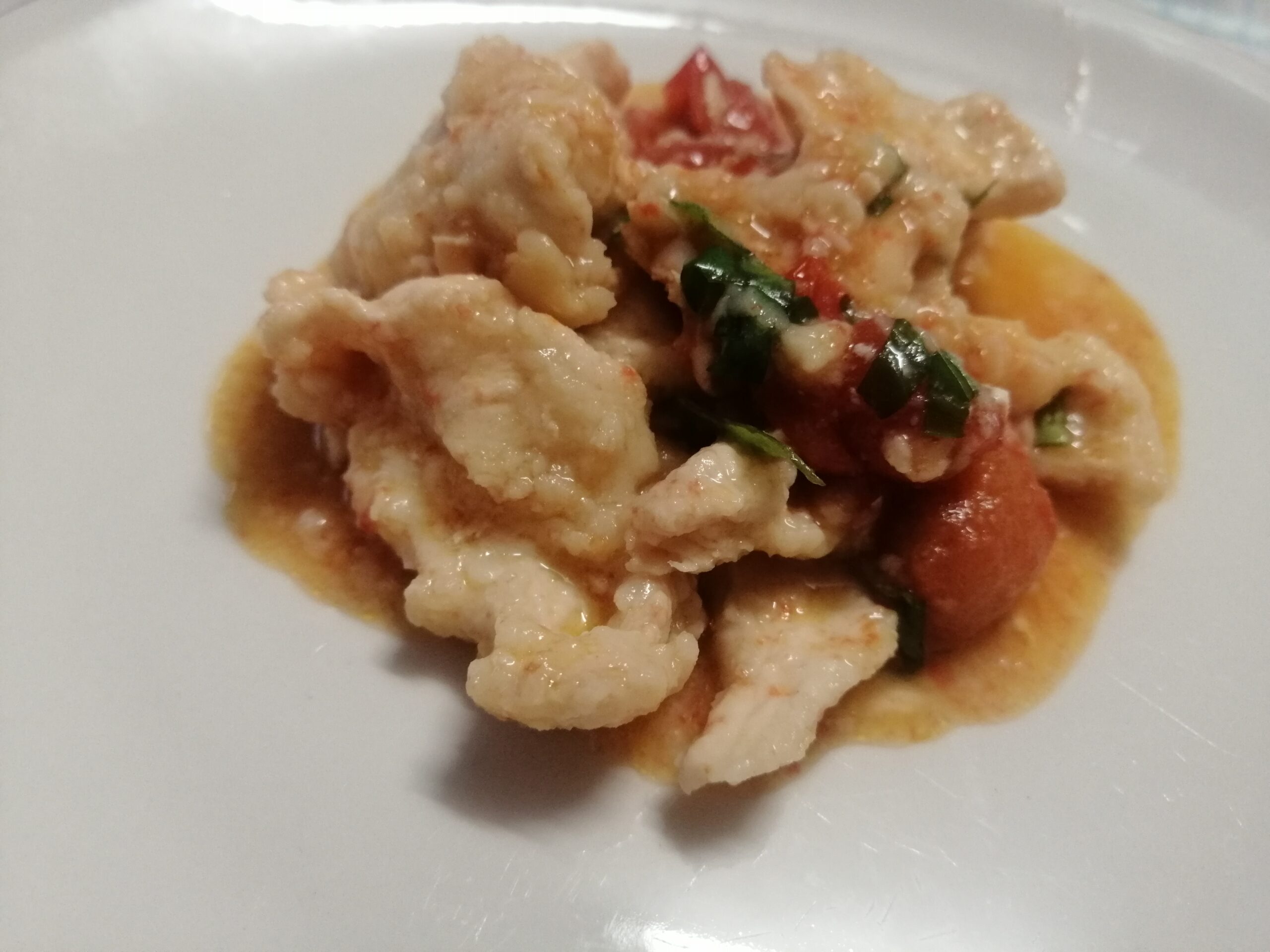 Straccetti di pollo con pomodorini e basilico