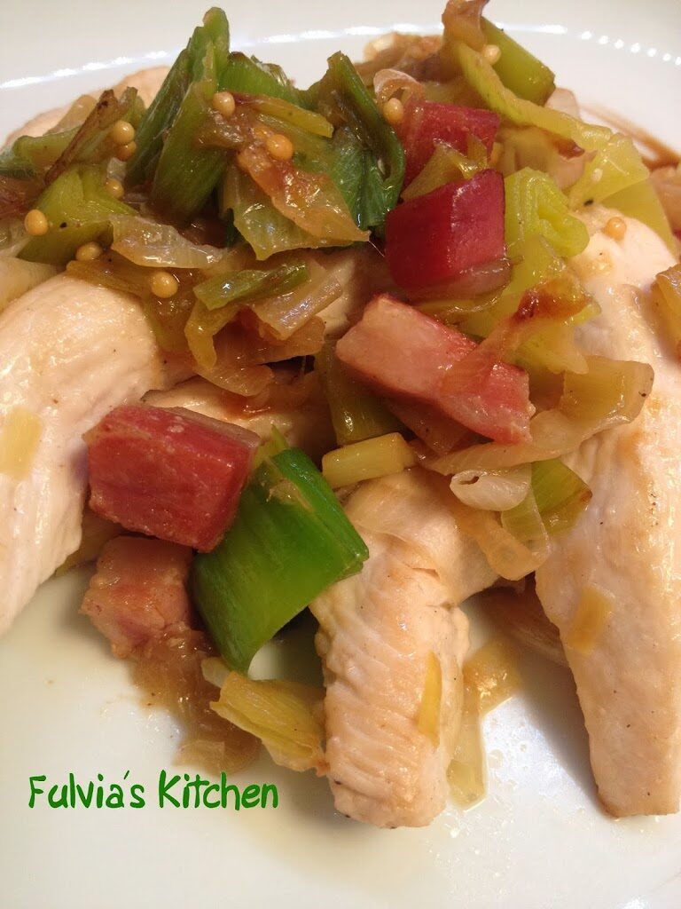 Straccetti di pollo con porri e pancetta affumicata
