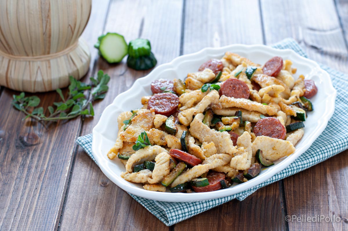 Straccetti di pollo con zucchine e salame piccante