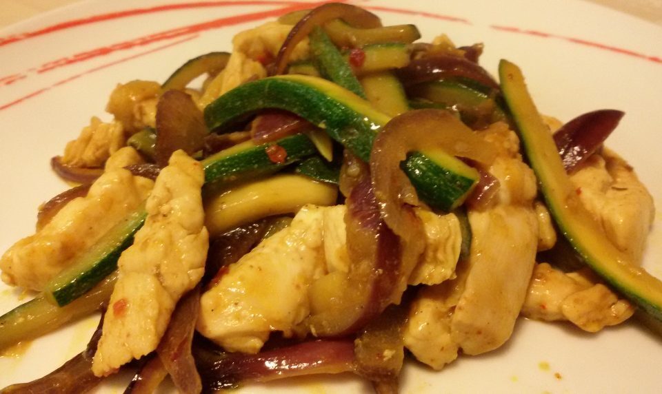 Straccetti di pollo con zucchine e spezie
