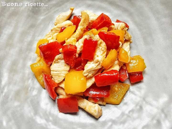 Straccetti di pollo e peperoni in padella