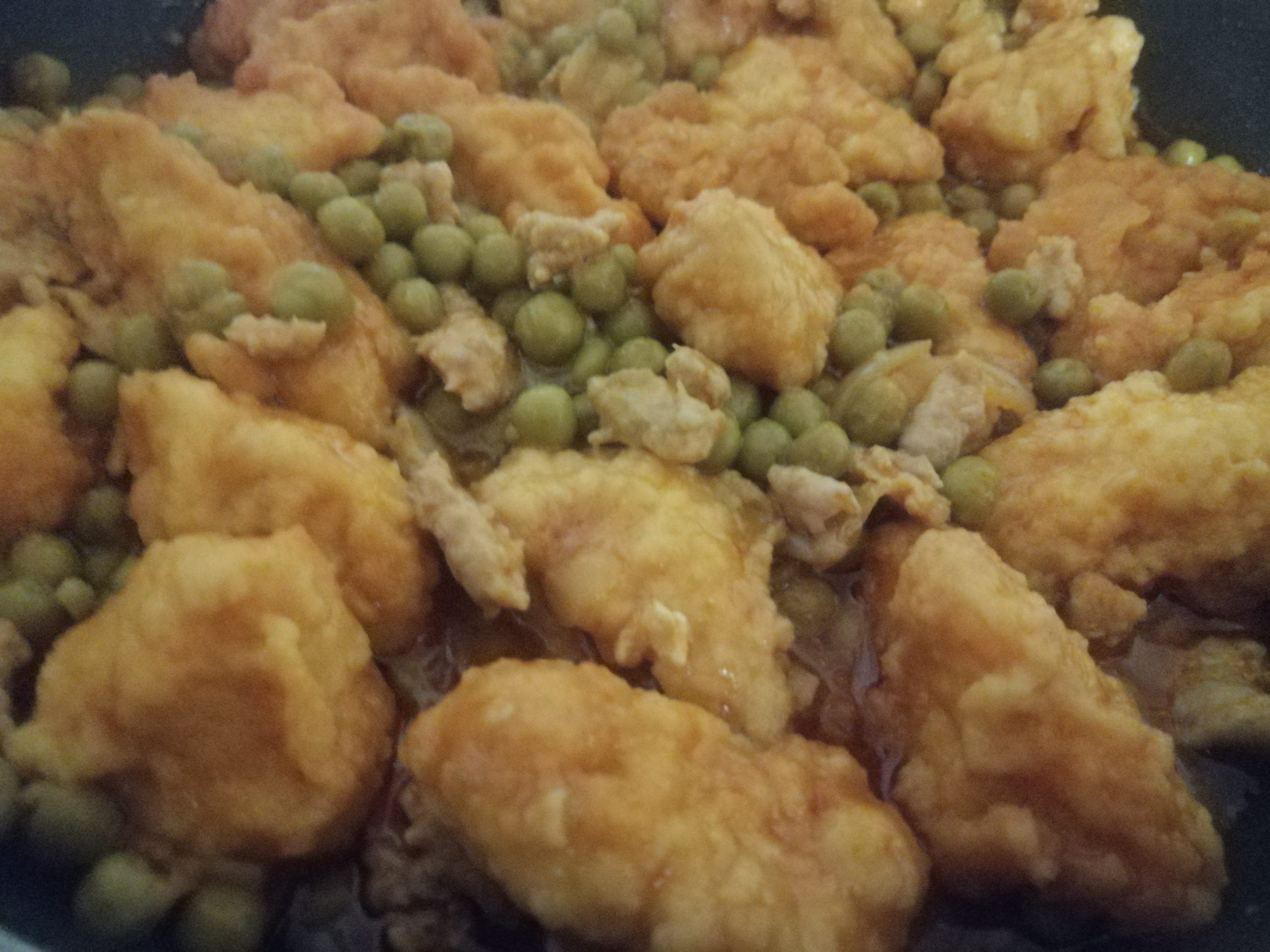 Straccetti di pollo fritto in umido con piselli