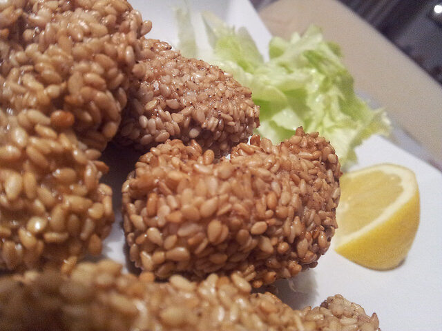 Straccetti di pollo in crosta di sesamo