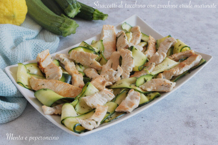 Straccetti di tacchino con zucchine crude marinate
