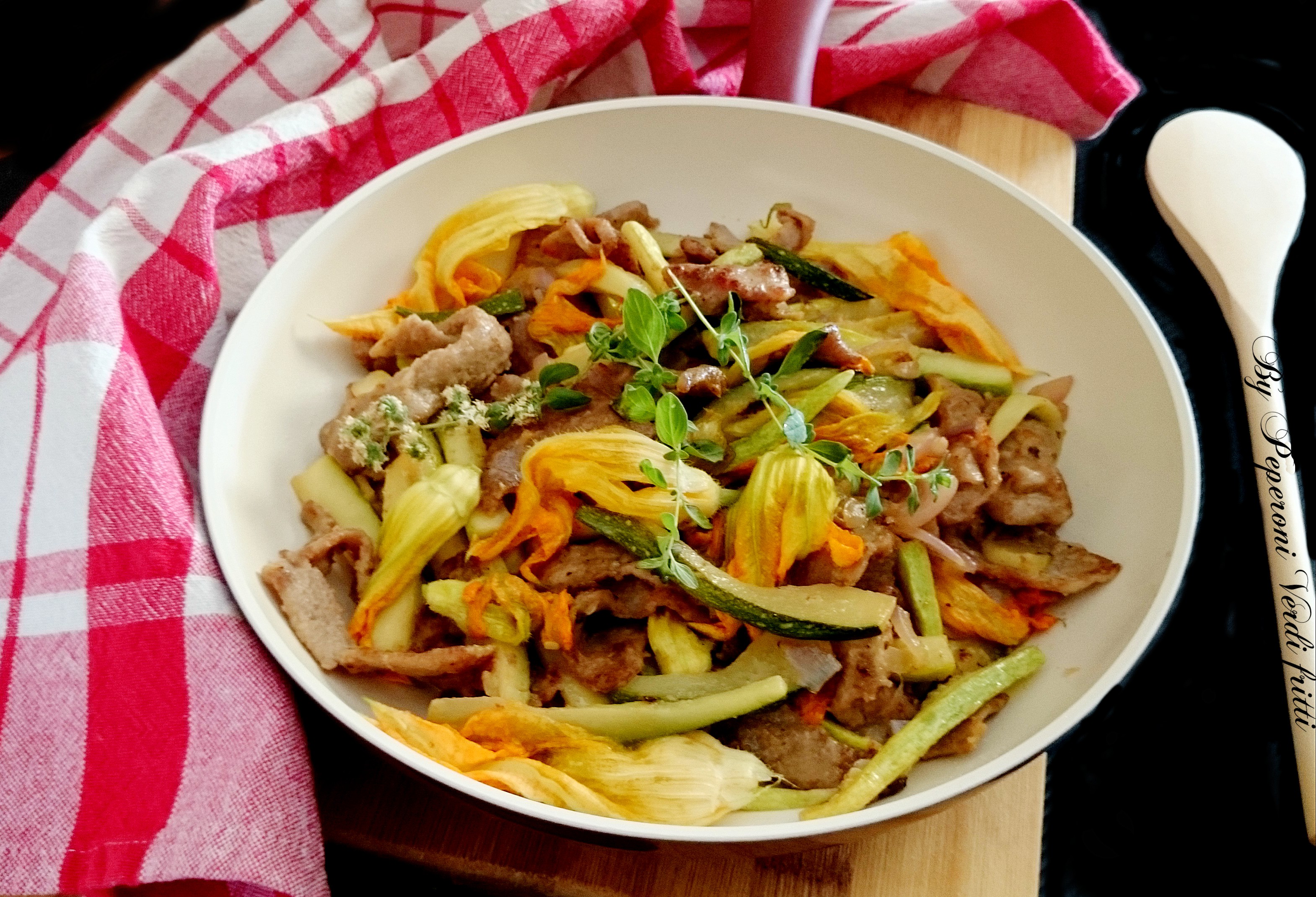 Straccetti di vitello con zucchine e fiori