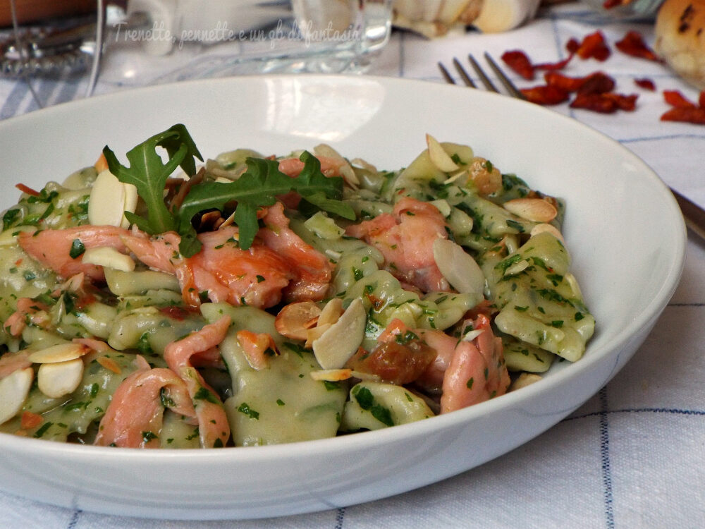 Stracci di rucola con salmone e mandorle