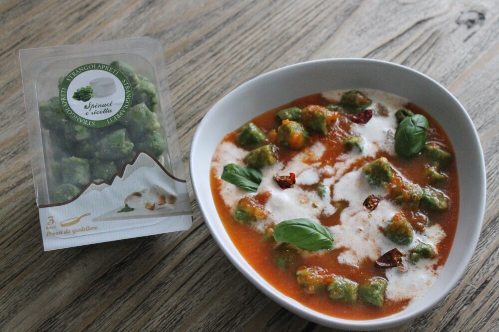 Strangolapreti ricotta e spinaci ai peperoni e panna acida