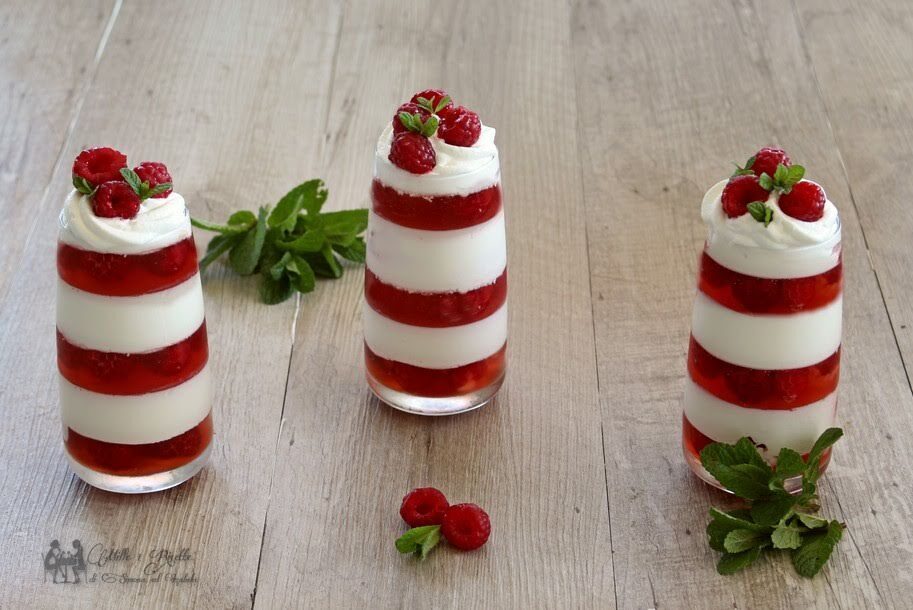 Stratificato di panna cotta e gelatina di lamponi