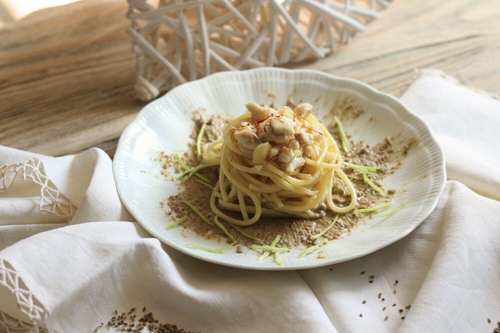 Stringhette con sughetto di gallinella alle cipolle e mele rosa su crema di lenticchie aromatizzata all’anice