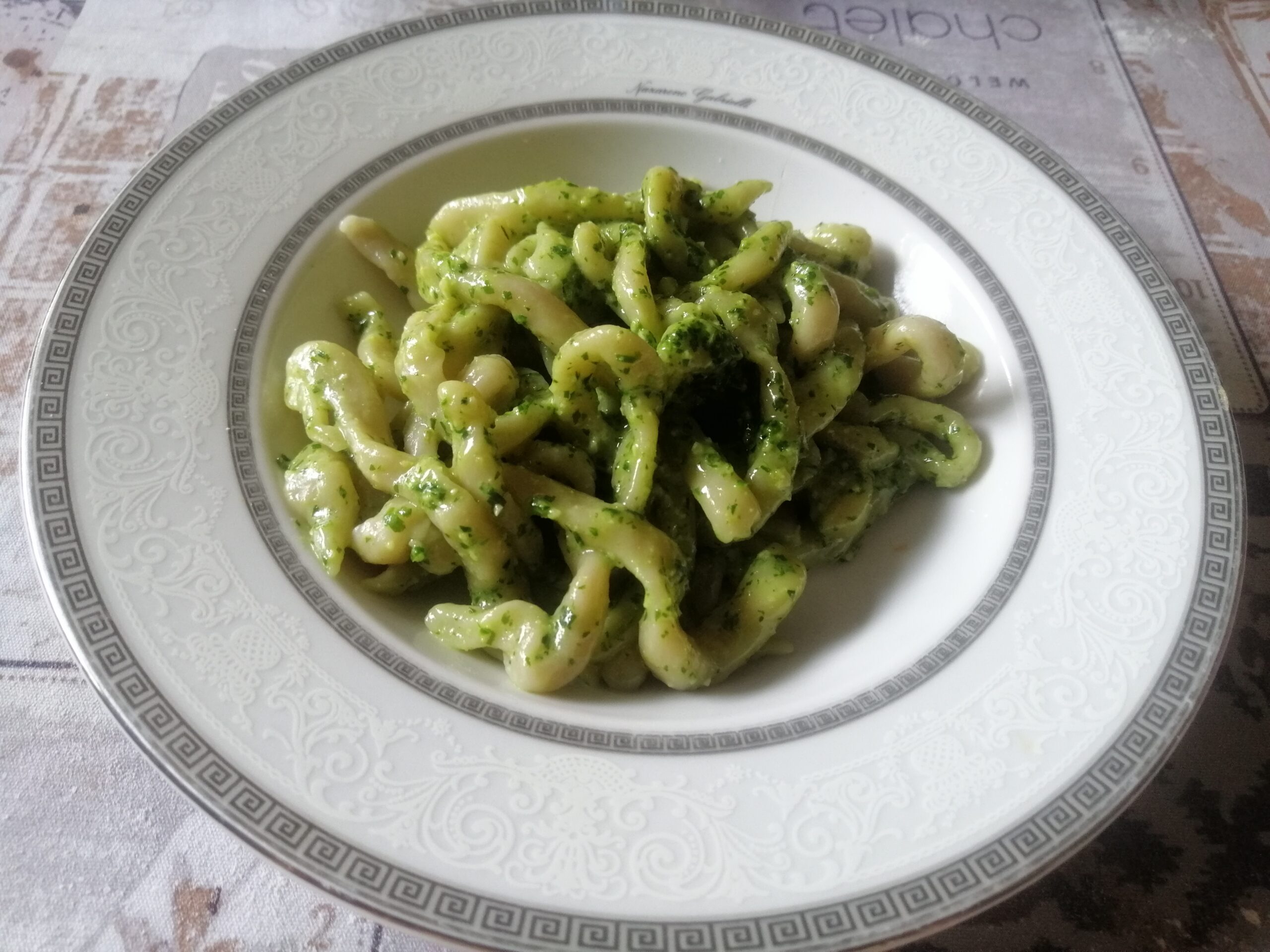Strozzapreti al sangiovese con pesto di stridoli