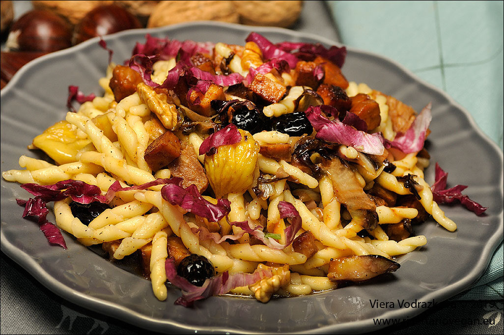 Strozzapreti autunnali con tempeh e radicchio rosso