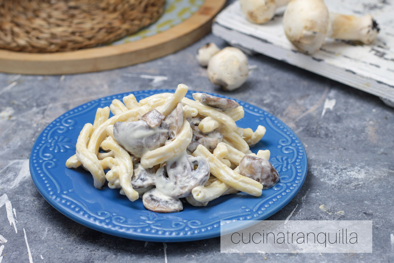 Strozzapreti con formaggio cremoso e funghi in 20 minuti