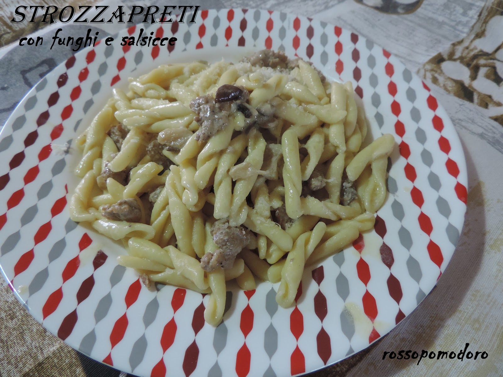 Strozzapreti con funghi e salsicce