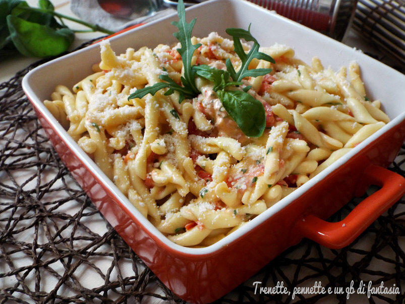 Strozzapreti con pesto di formaggi, pomodorini e rucola