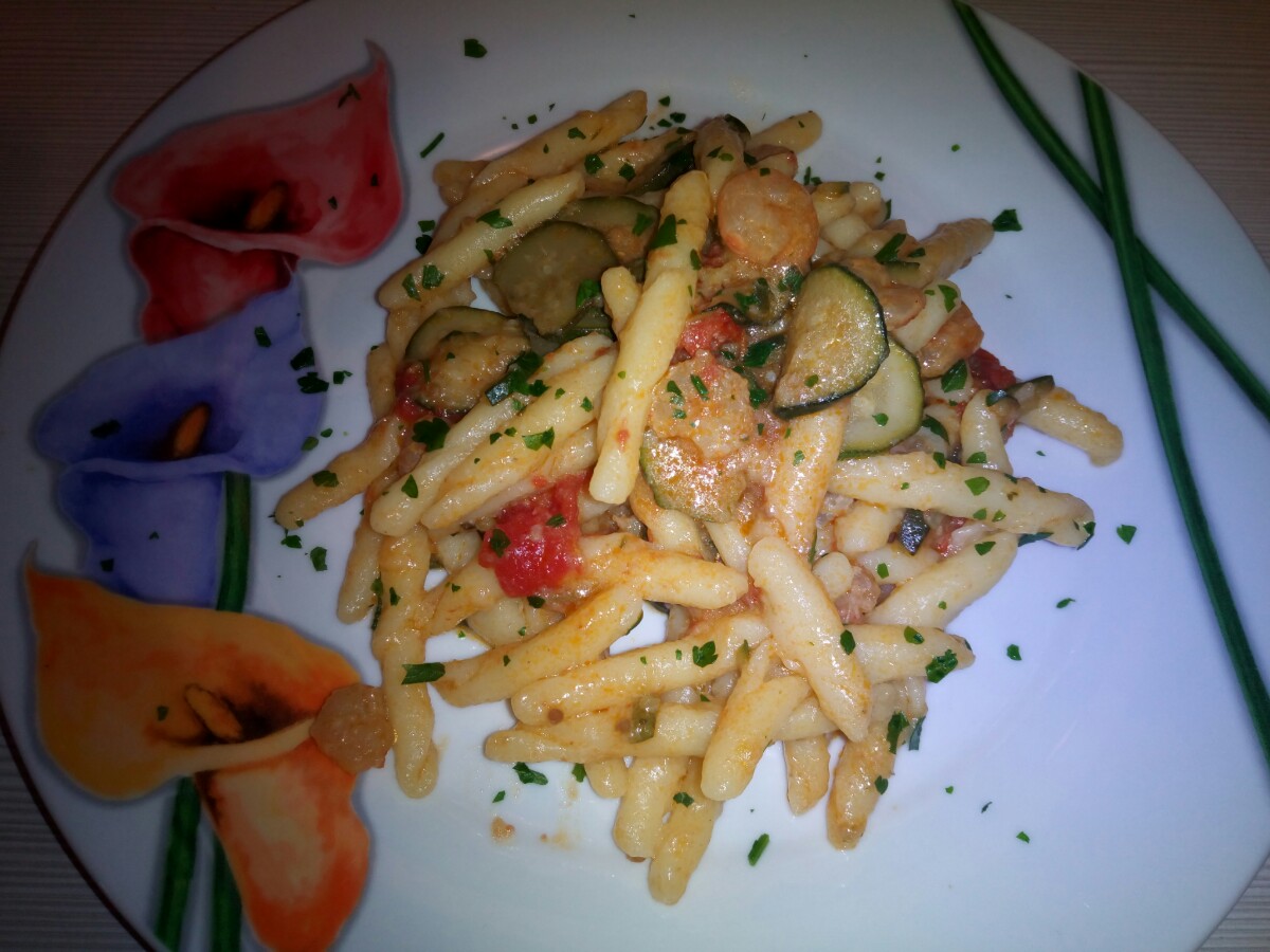 Strozzapreti con zucchine pomodorini e gamberetti