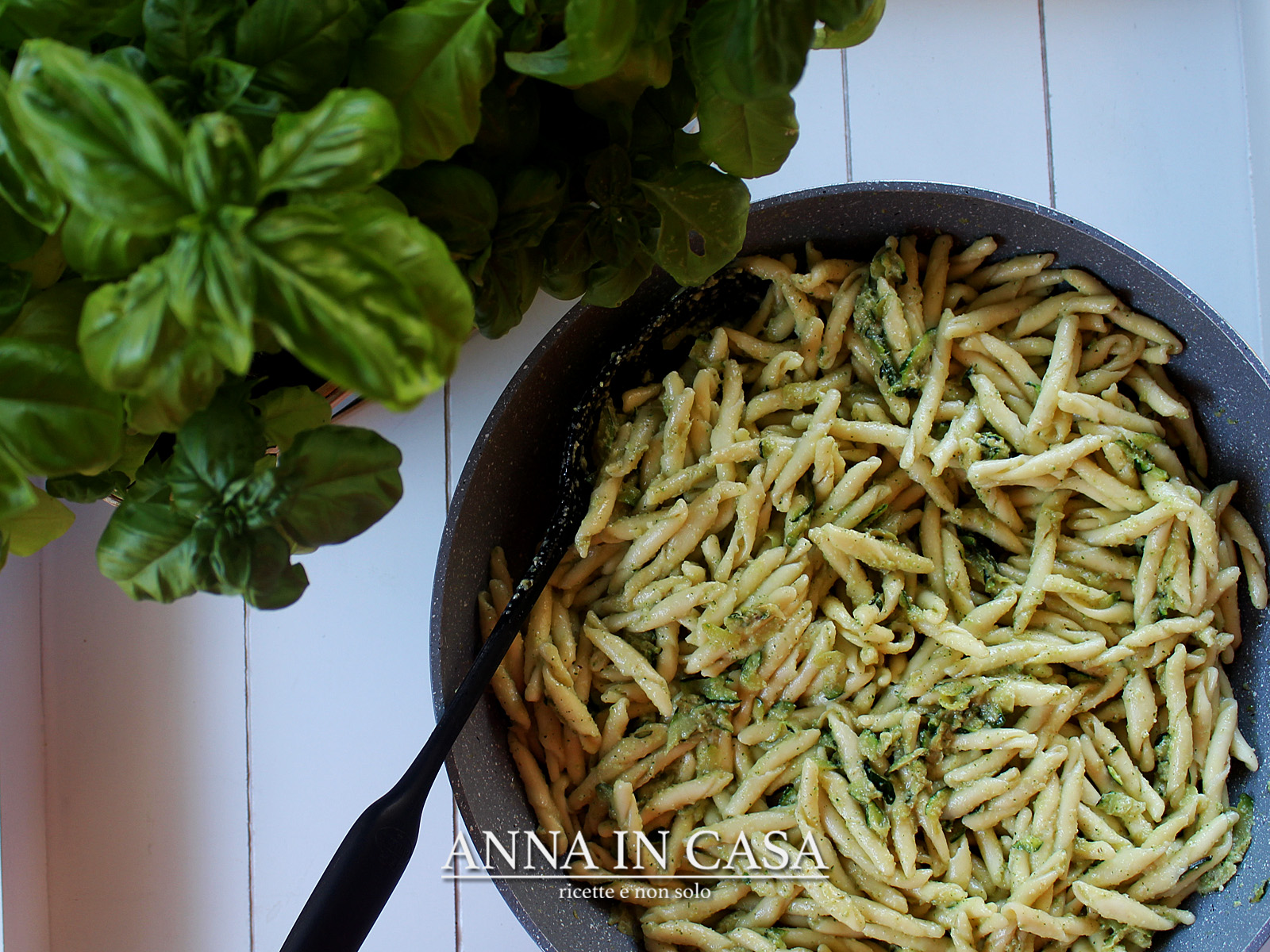 Strozzapreti fatti in casa con pesto di zucchine e basilico