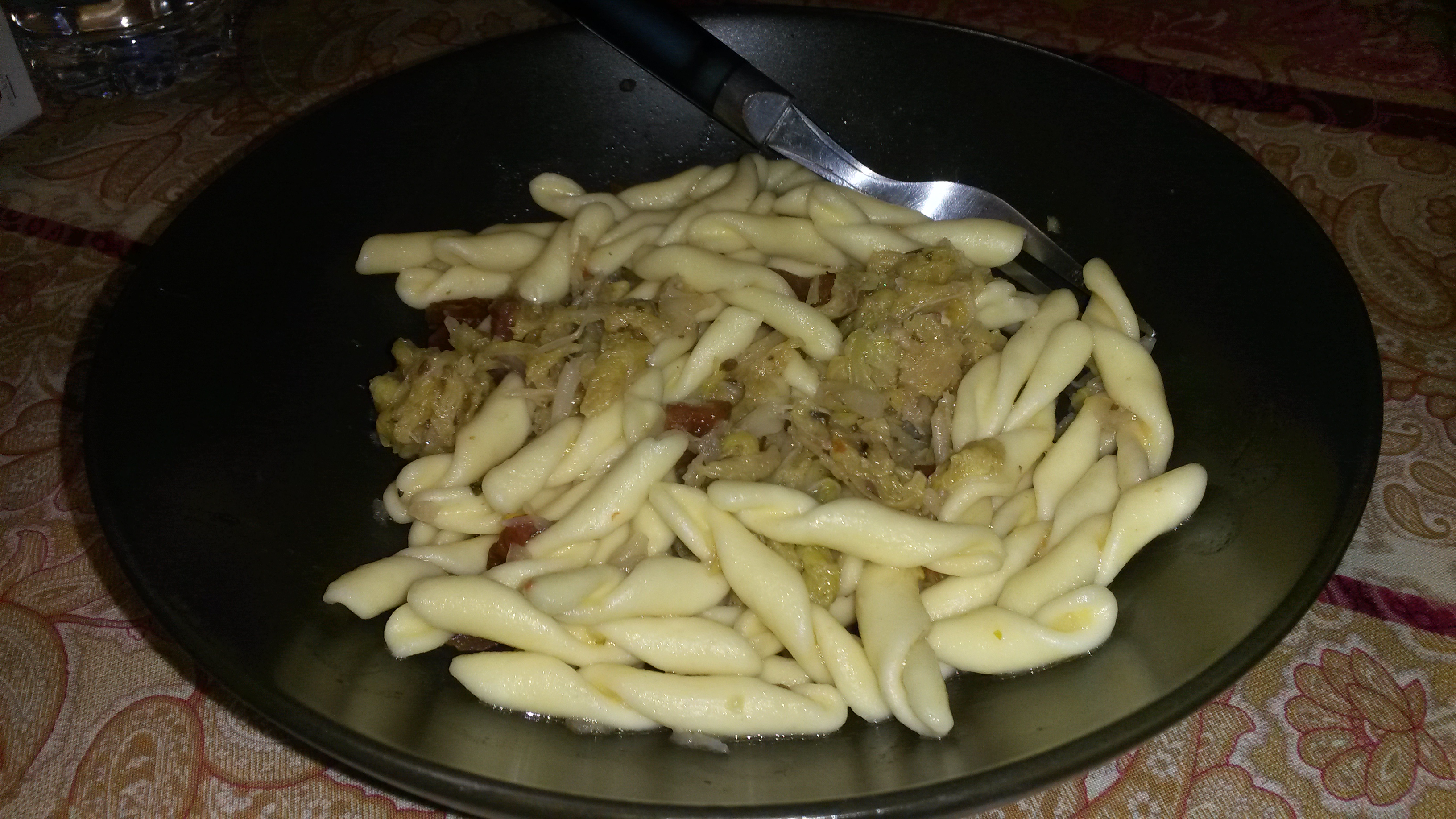 Strozzapreti, listarelle di verza e pomodori secchi