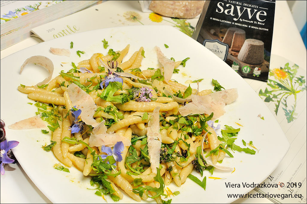 Strozzapreti rigati ai fiori eduli e erbe aromatiche