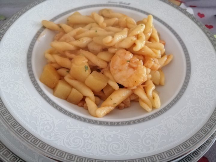 Strozzapreti risottati con gamberi e patate
