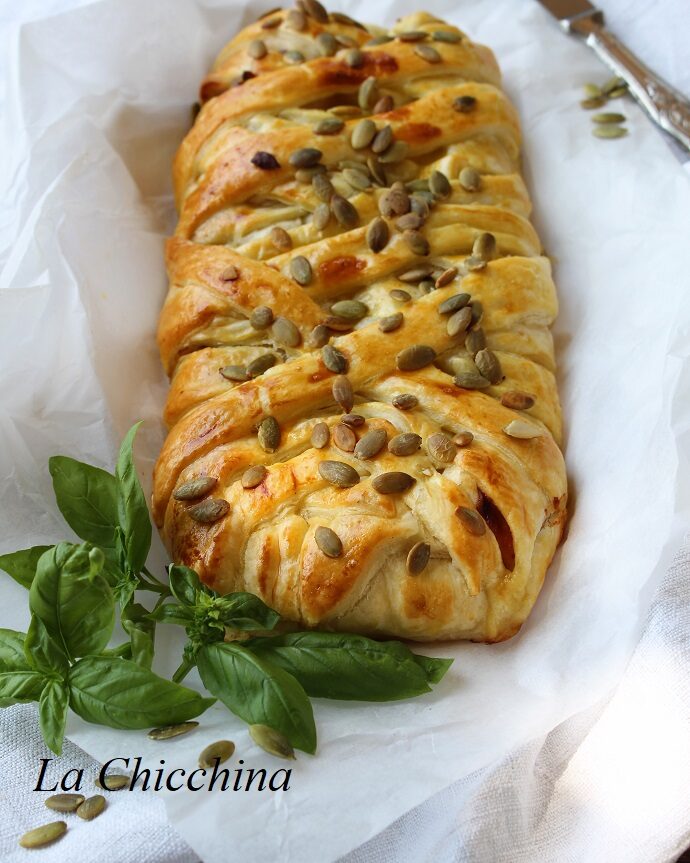 Strudel con mozzarella, zucchine e prosciutto.