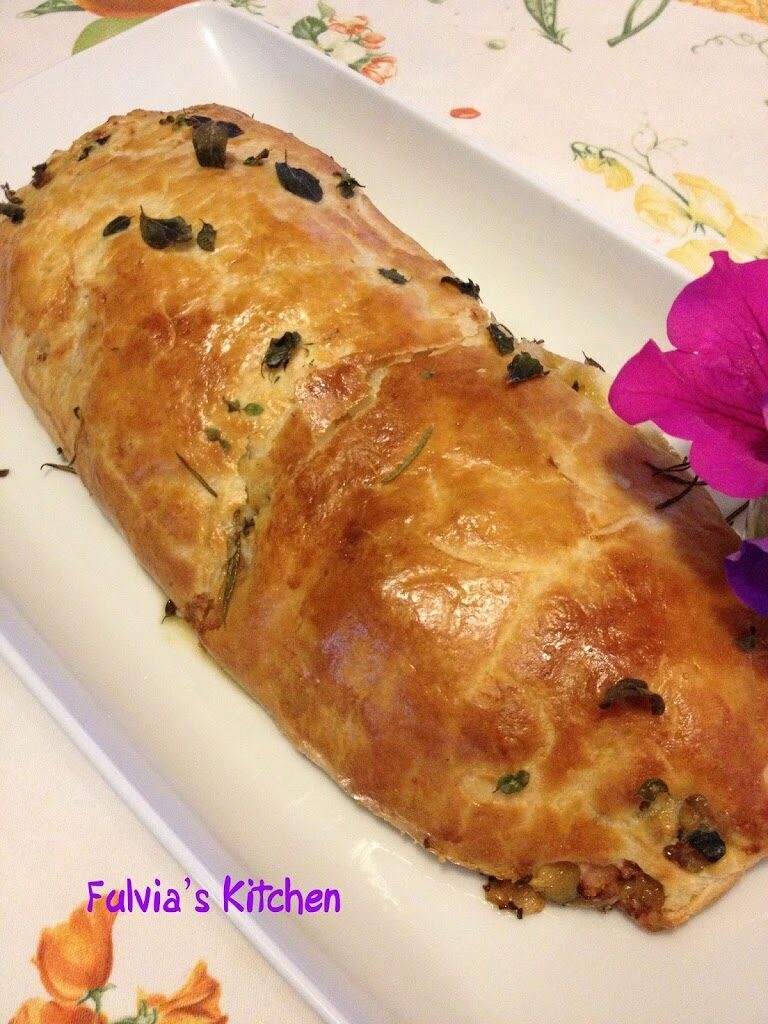 Strudel con pancetta, scamorza affumicata, zucchine e cipolle rosse di tropea