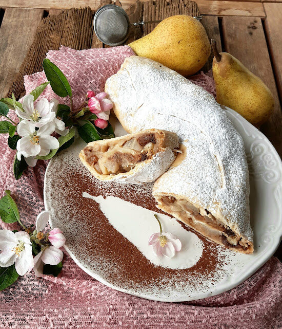 Strudel con pere, cioccolato e uvetta