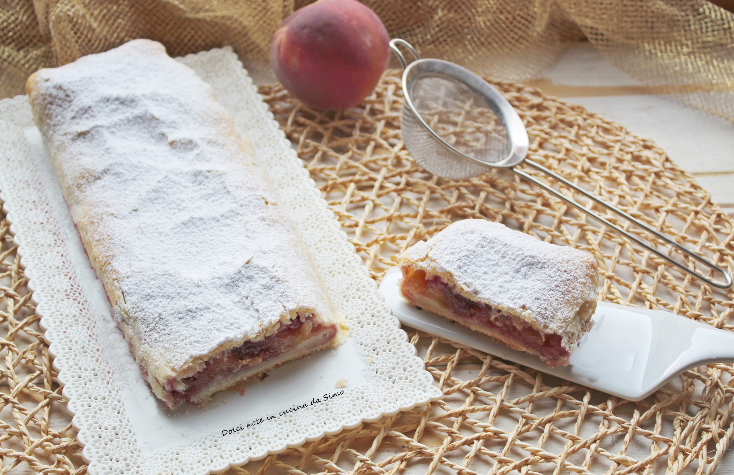 Strudel con pesche marmellata e pinoli