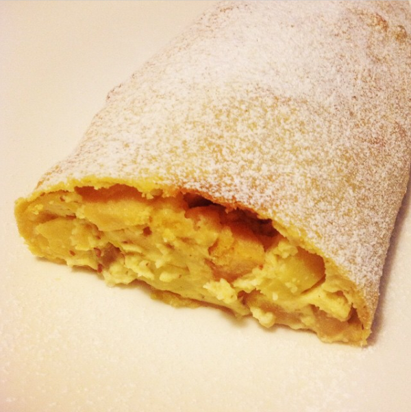 Strudel con ricotta, mele e uva